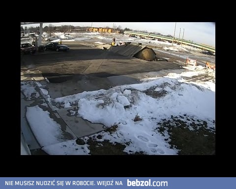 Łódź podwodna wynurza się na stacji benzynowej