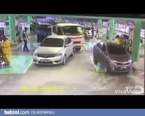 Malezyjska ciężarówka dewastuje dystrybutor