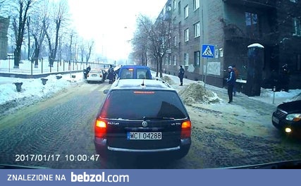 Taksówkarz potrącił policjantów 