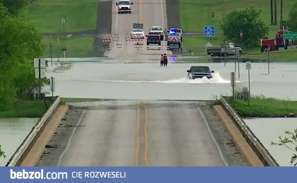 przejazd przez zalaną drogę