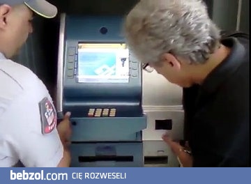 Nakładka na bankomat wyglądająca i działająca jak cały bankomat