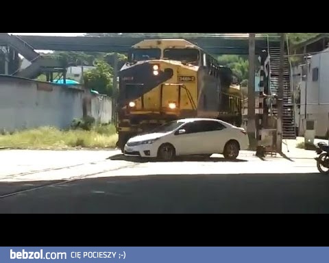 Wjechanie samochodu prosto pod nadciągający pociąg