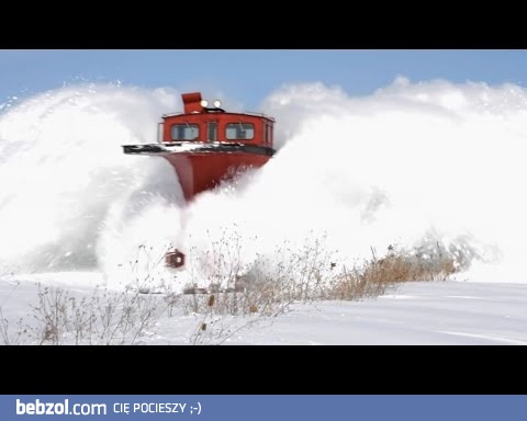 Pociągi usuwają zaspy z torów 