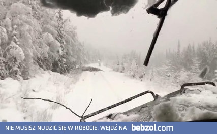 Jazda pociągiem po zaśnieżonym torowisku