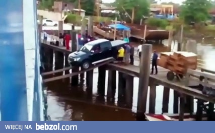 Załadunek pickupa na statek