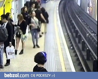 Moment w którym angielski chuligan wpycha Polaka na tory metra
