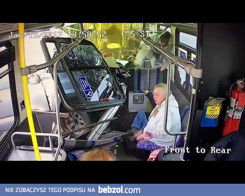 Pickup staranował autobus