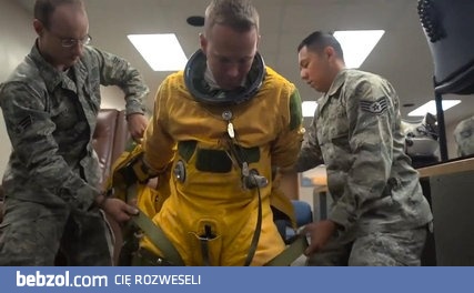 Przygotowanie pilota samolotu U2 do lotu