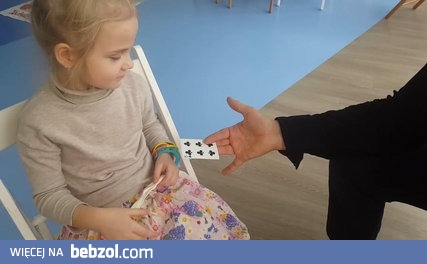 Dziewczynka demaskuje sztuczki magika w zabawny sposób