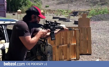 Jak Keanu Reeves posługuje się bronią w realu