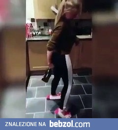 Blondynka otwiera szampana dupą