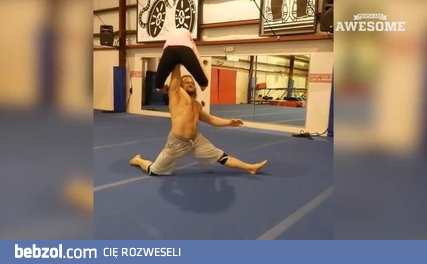 Pozytywny siłacz na wesoło prezentuje swoją moc