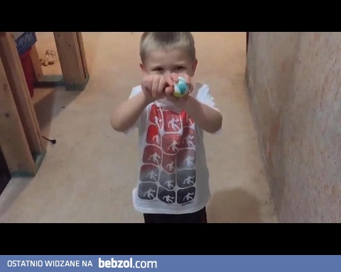 W której ręce piłkę?