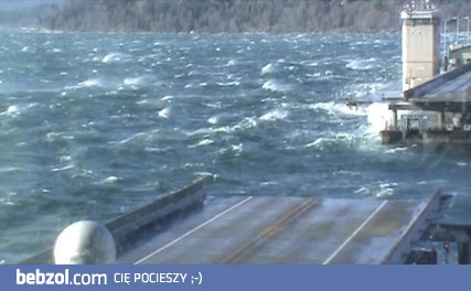 Otwieranie mostu pontonowego Hood Canal podczas silnego wiatru