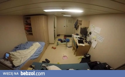 Wnętrze kajuty podczas sztormu