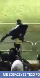 Pijany kibic Arki Gdynia próbuje zaatakować Jacka Magierę 