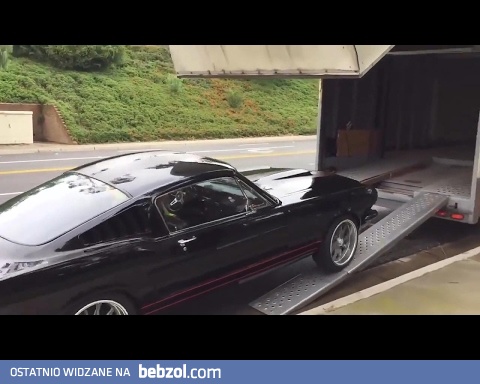 Uszkodził pięknego mustanga z 1965 roku