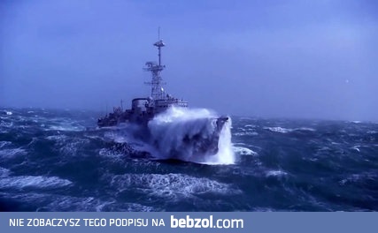Okręt wojenny walczy z ogromnymi falami