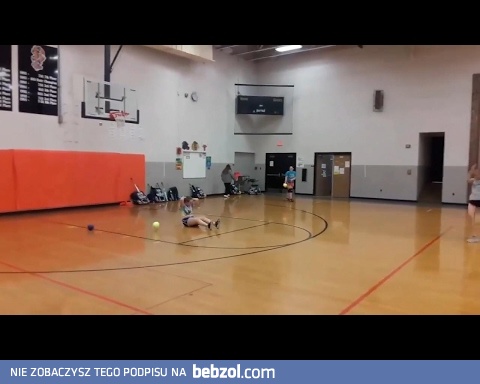 Niezwykle udana technika rzutu piłką w grze dwa ognie