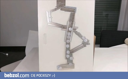 Zabawa aluminiowymi monetami i magnesemi neodymowymi