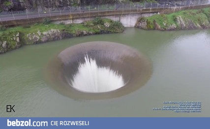 Wielka dziura w jeziorze 