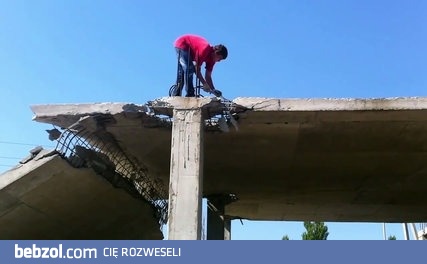 Ciekawy sposób rozbiórki konstrukcji ze zbrojonego betonu