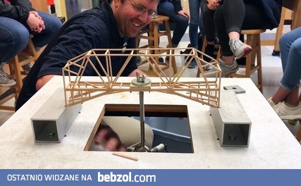 Studenci fizyki testują swoje konstrukcje mostów pod obciążeniem