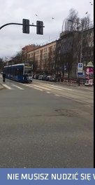 Wściekły rowerzysta atakuje tramwaj