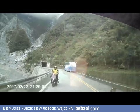 Kierowca skutera wyrzucony w przepaść po czołówce