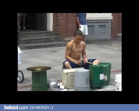 Niesamowity uliczny perkusista