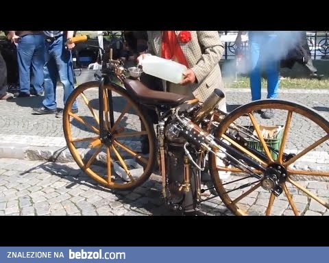 Zabytkowy motocykl z silnikiem parowym