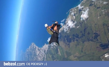 Dziewczyna leci na wingsuicie na jeźdźca jak na Rodeo