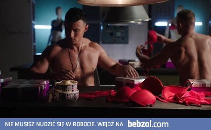 Gorąca reklama bielizny erotycznej skierowana do pań