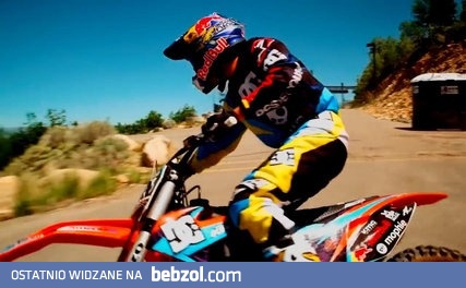 Skok motorem ze skoczni narciarskiej