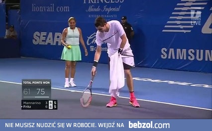 Ćma przerwała mecz. Tenisista nie dał jej rady.