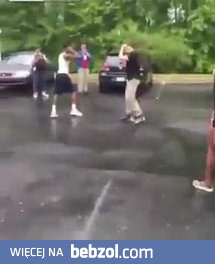 Koleś wyjaśnia osiedlowego napinacza