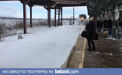 wyglądające odśnieżanie torowiska ukazane w spowolnieniu