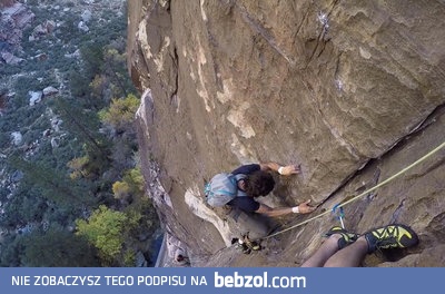 Wariat bez liny wyprzedza zespół wspinaczy 100m nad ziemią