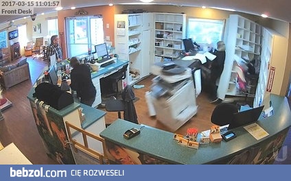 Kobieta wjeżdża autem do kliniki weterynaryjnej