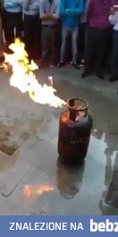 Opalony policjant pokazuje jak zgasić płonącą butlę LPG