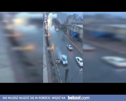 Błyskawica uderza w samochód