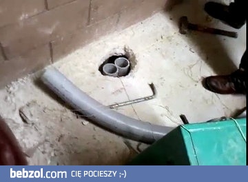 Strażacy wydmuchują małego kotka uwięzionego w rurze