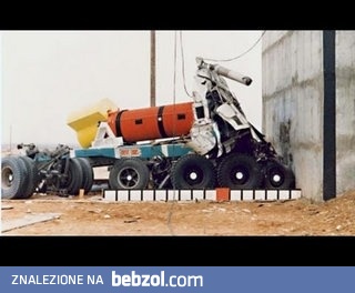 Ciężarówka przy prędkości 135km/h uderza w 690 tonową bryłę 