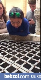 Świetny wykon Alleluja w studni z echem