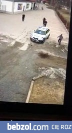 Czterech szwedzkich policjantów próbuje aresztować agresywnego