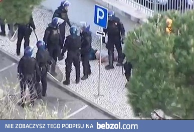Kibic pluje na policjanta 