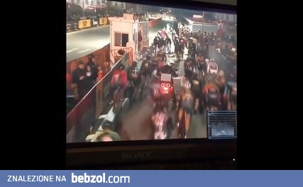 Jeden motocyklista versus wielu rowerzystów