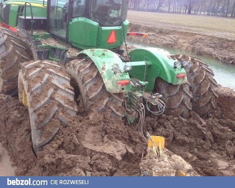 Ciągnik utknął w błocie