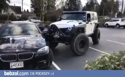 Kierowca Jeepa pomaga BMW zmieścić się w jedno miejsce 