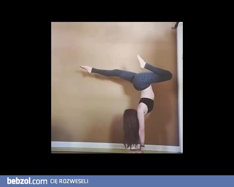 Młoda dziewczyna ćwiczy yogę